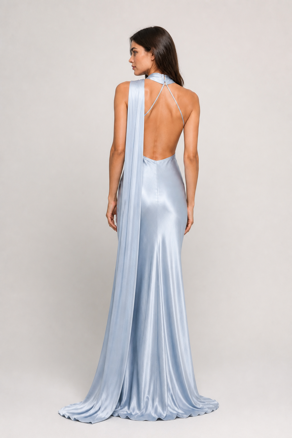 Vestido longo de festa acetinado com gola halter e costas abertas – Aélis – azul nevoa costas