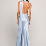 Vestido longo de festa acetinado com gola halter e costas abertas – Aélis – azul nevoa costas