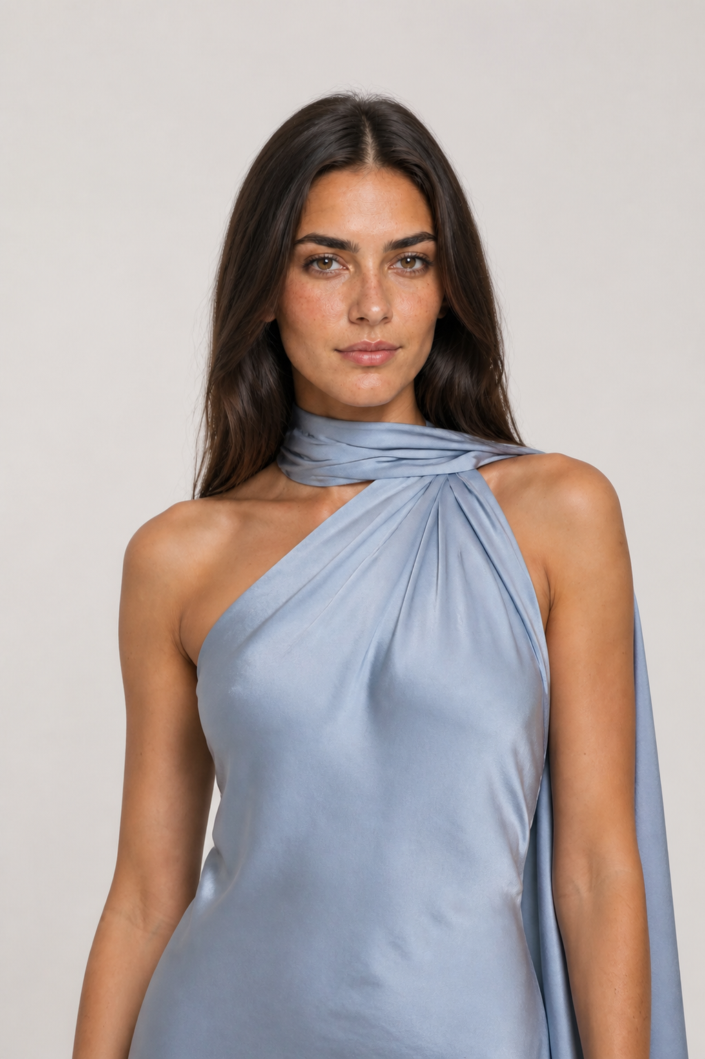 Vestido longo de festa acetinado com gola halter e costas abertas – Aélis – azul nevoa editorial