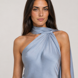 Vestido longo de festa acetinado com gola halter e costas abertas – Aélis – azul nevoa editorial