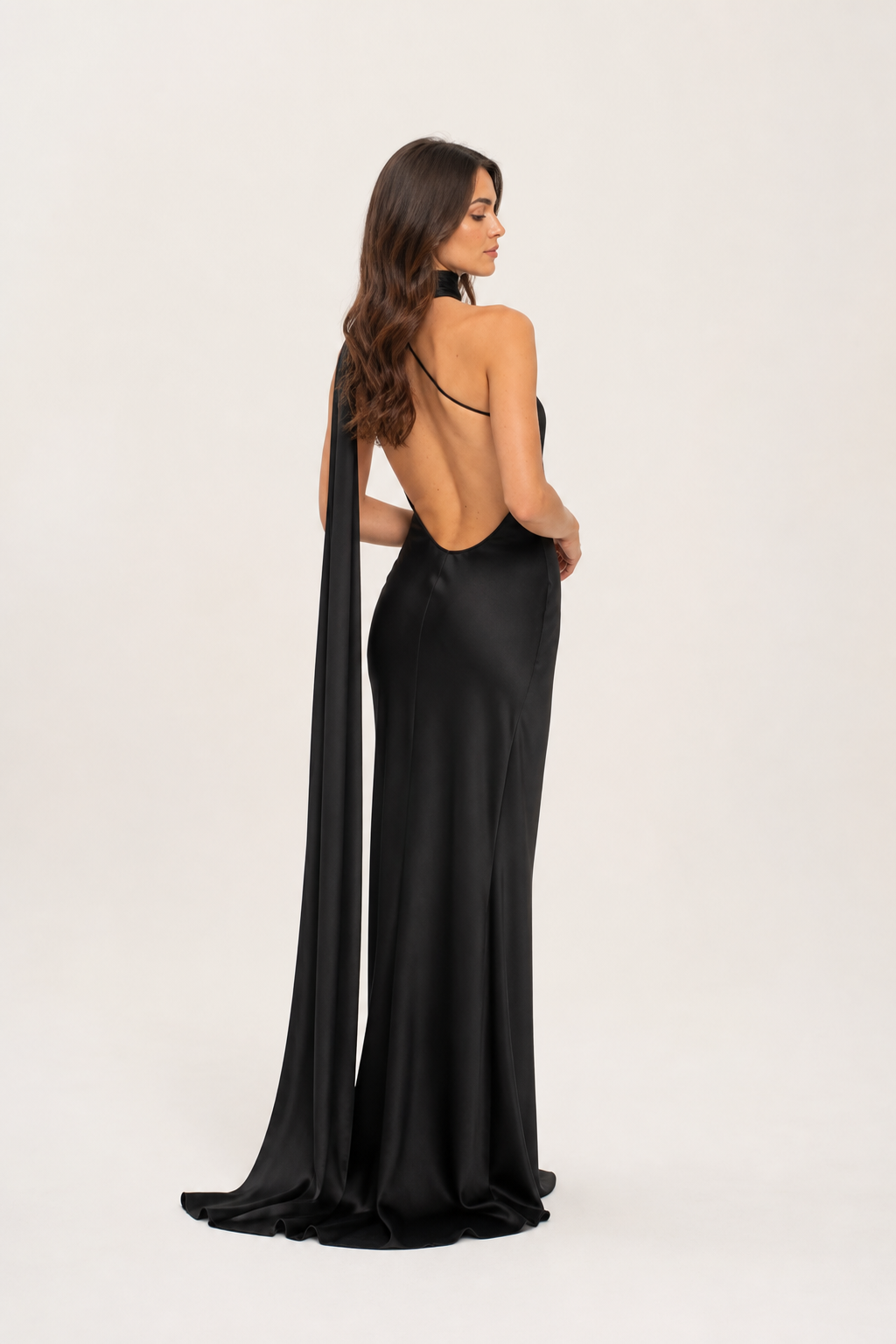 Vestido longo de festa acetinado com gola halter e costas abertas – Aélis – preto costas