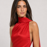 Vestido longo de festa acetinado com gola halter e costas abertas – Aélis – vermelho editorial