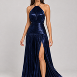 Vestido longo plissado metalizado Athenée azul marinho com modelo padrão VIEUX – movimento em três-quartos