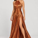 Vestido longo plissado metalizado Athenée cobre metalizado com modelo padrão VIEUX – movimento em três-quartos
