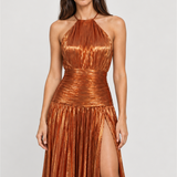 Vestido longo plissado metalizado Athenée cobre metalizado com modelo padrão VIEUX – detalhe editorial