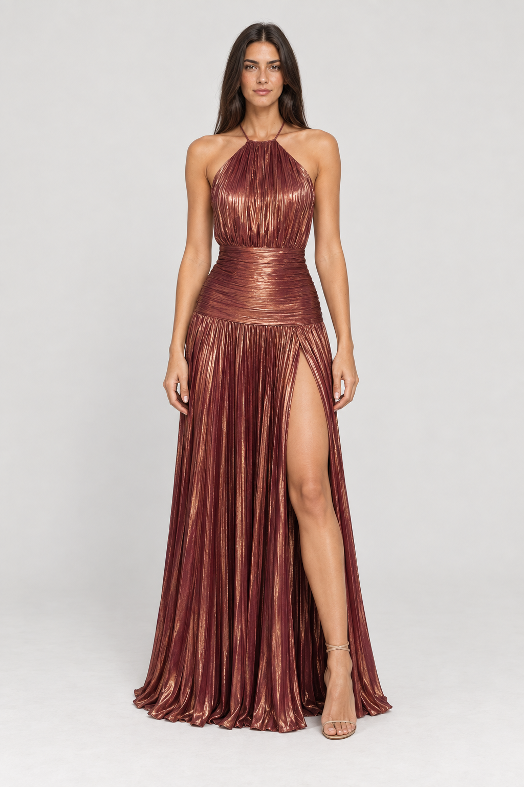 Vestido longo plissado metalizado Athenée marsala metalizado com modelo padrão VIEUX – vista frontal