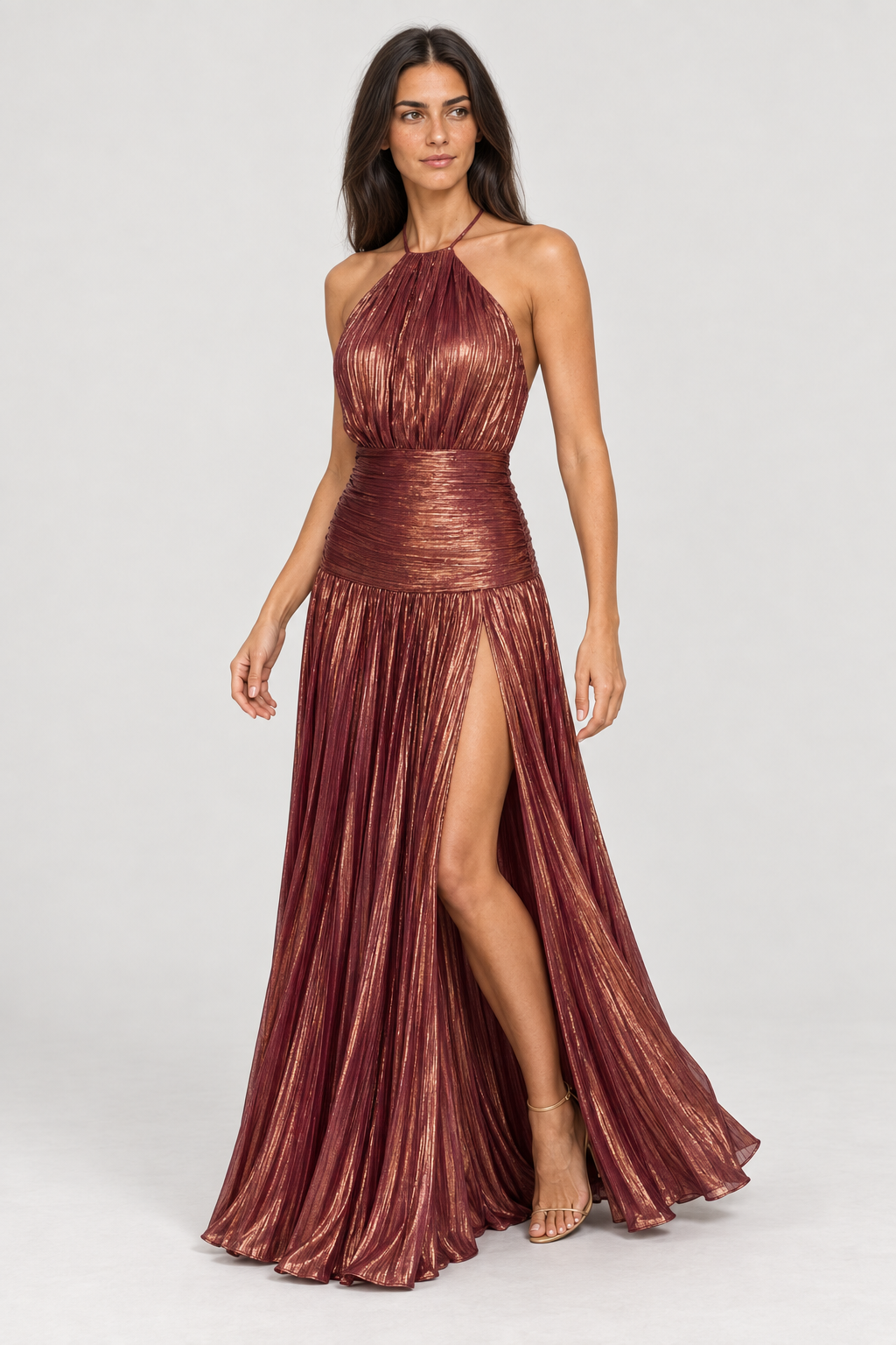 Vestido longo plissado metalizado Athenée marsala metalizado com modelo padrão VIEUX – movimento em três-quartos