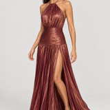 Vestido longo plissado metalizado Athenée marsala metalizado com modelo padrão VIEUX – movimento em três-quartos