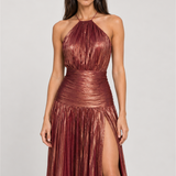 Vestido longo plissado metalizado Athenée marsala metalizado com modelo padrão VIEUX – detalhe editorial