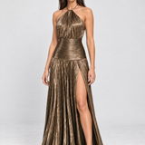 Vestido longo plissado metalizado Athenée ouro envelhecido com modelo padrão VIEUX – movimento