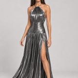 Vestido longo plissado metalizado Athenée prateado com modelo padrão VIEUX – movimento em três-quartos