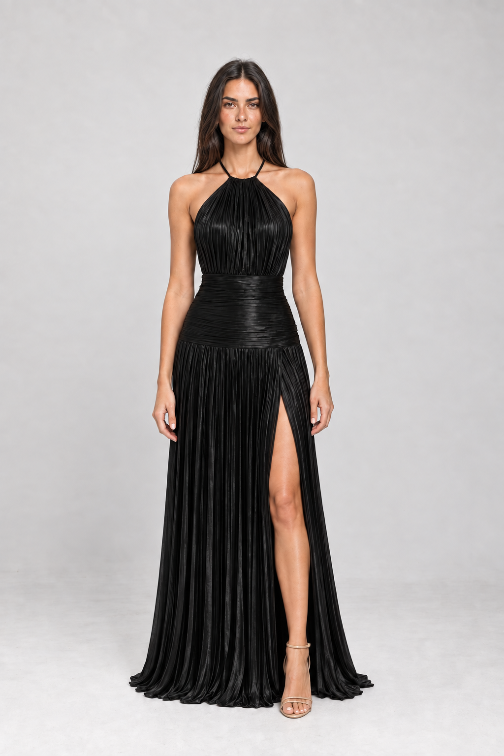 Vestido longo plissado metalizado Athenée preto com modelo padrão VIEUX – vista frontal