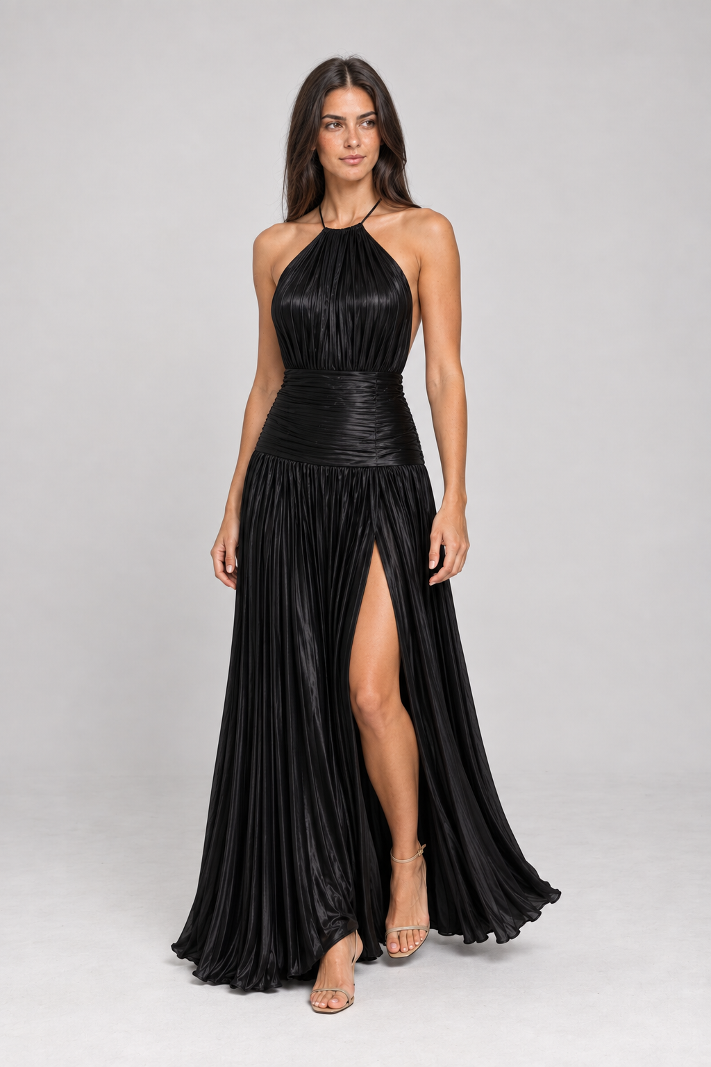 Vestido longo plissado metalizado Athenée preto com modelo padrão VIEUX – movimento em três-quartos
