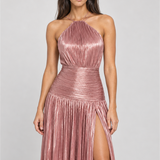 Vestido longo plissado metalizado Athenée rosé com modelo padrão VIEUX – detalhe editorial