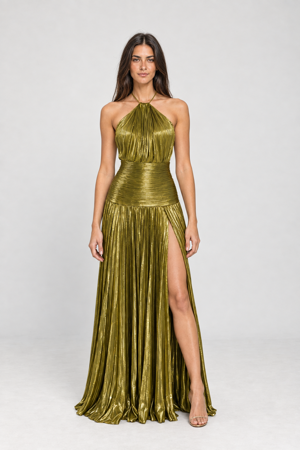 Vestido longo plissado metalizado Athenée verde com modelo padrão VIEUX – vista frontal