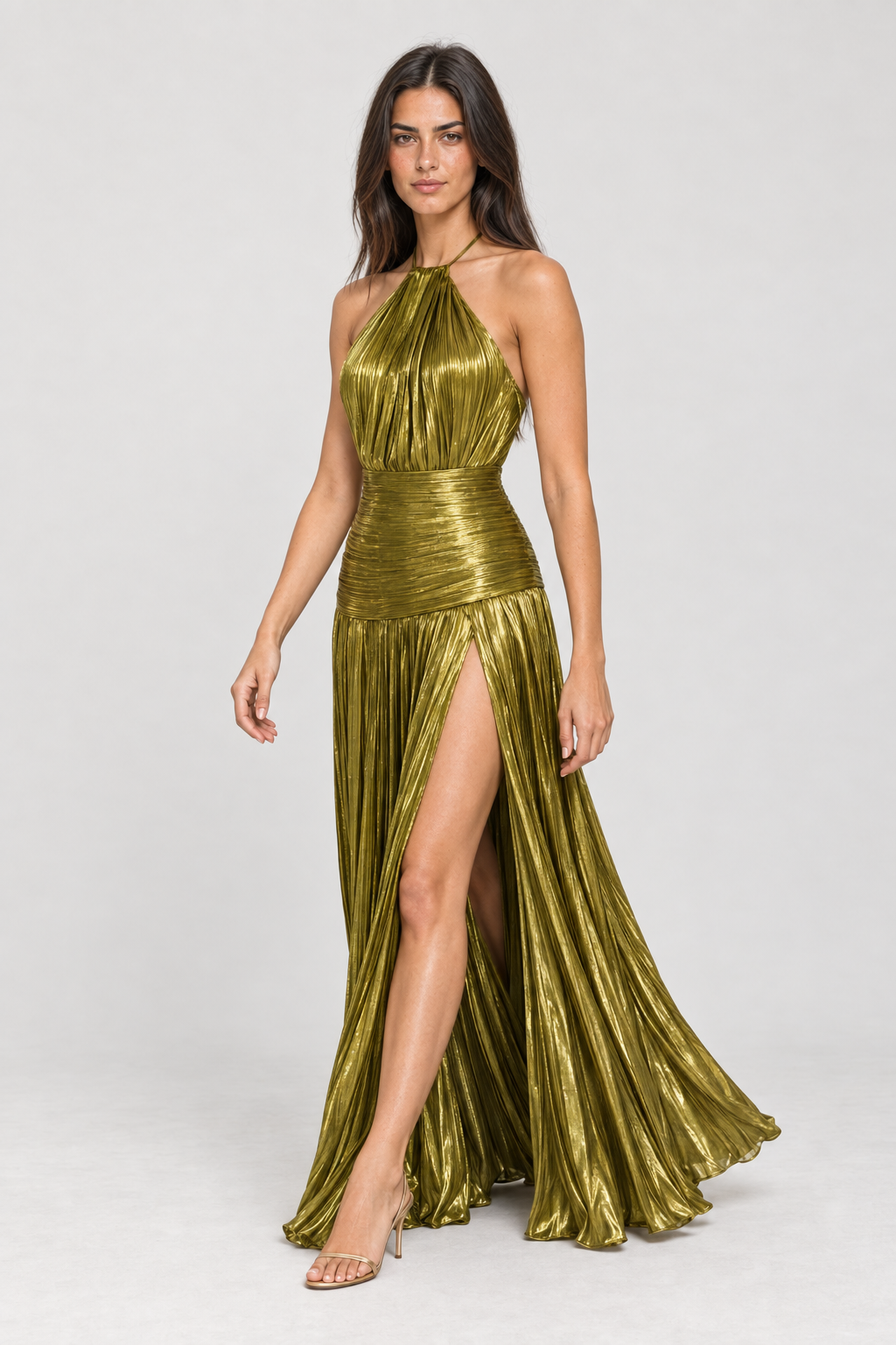 Vestido longo plissado metalizado Athenée verde com modelo padrão VIEUX – movimento em três-quartos