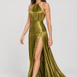 Vestido longo plissado metalizado Athenée verde com modelo padrão VIEUX – movimento em três-quartos