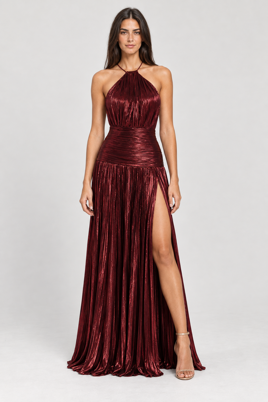 Vestido longo plissado metalizado Athenée vinho com modelo padrão VIEUX – vista frontal