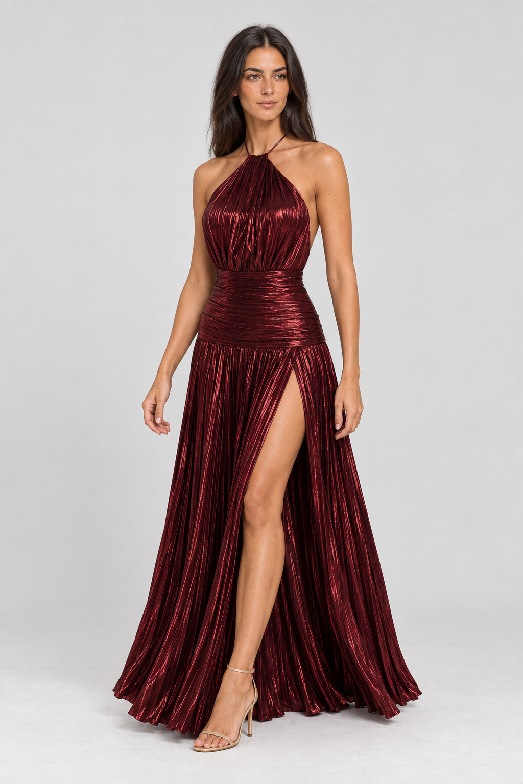 Vestido longo plissado metalizado Athenée vinho com modelo padrão VIEUX – movimento em três-quartos
