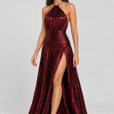 Vestido longo plissado metalizado Athenée vinho com modelo padrão VIEUX – movimento em três-quartos