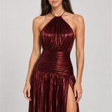 Vestido longo plissado metalizado Athenée vinho com modelo padrão VIEUX – detalhe editorial