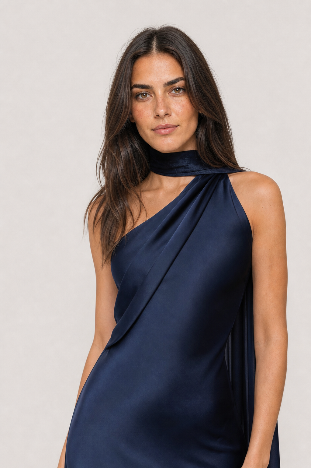 Vestido longo de festa acetinado de um ombro com capa – Azalaïs – azul marinho editorial