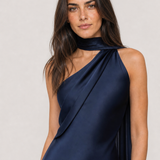 Vestido longo de festa acetinado de um ombro com capa – Azalaïs – azul marinho editorial