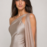 Vestido longo de festa acetinado de um ombro com capa – Azalaïs – champanhe editorial