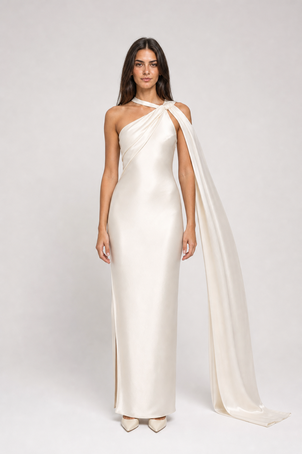 Vestido longo de festa acetinado de um ombro com faixa drapeada – Azalaïs – off white frontal