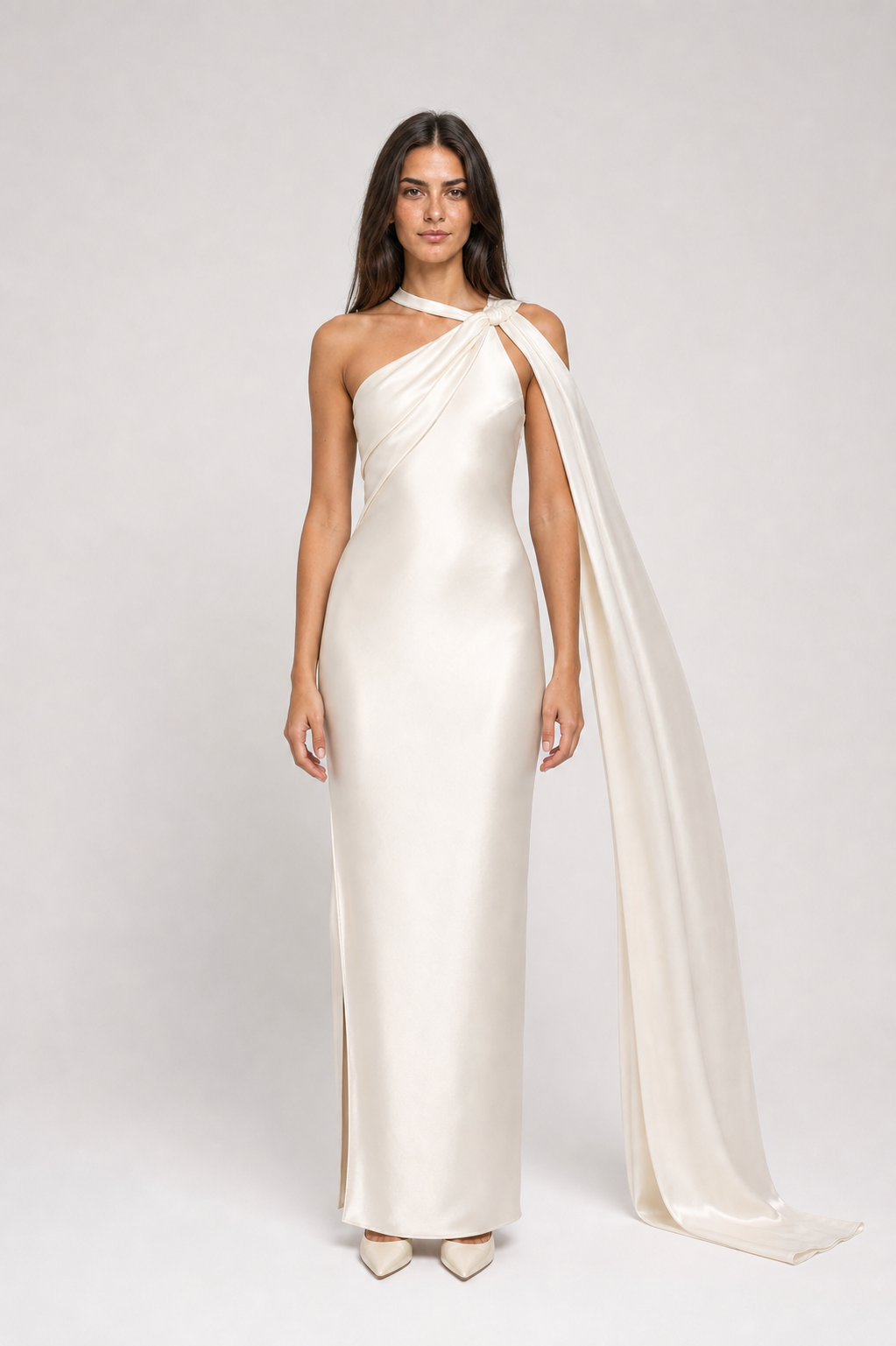 Vestido longo de festa acetinado de um ombro com capa – Azalaïs – off white frontal