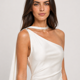 Vestido longo de festa acetinado de um ombro com capa – Azalaïs – off white editorial
