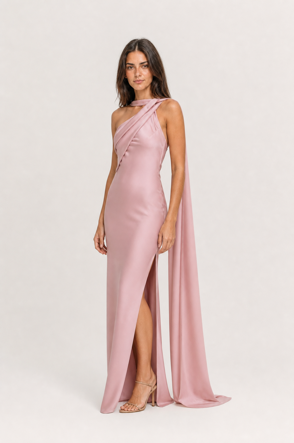 Vestido longo de festa acetinado de um ombro com capa – Azalaïs – rosa diagonal