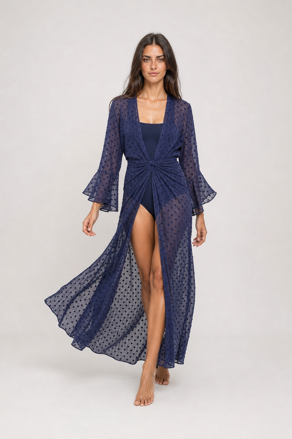 Kimono longo feminino azul marinho com poás e manga flare – Bérengère – vista em movimento