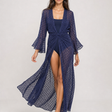 Kimono longo feminino azul marinho com poás e manga flare – Bérengère – vista em movimento
