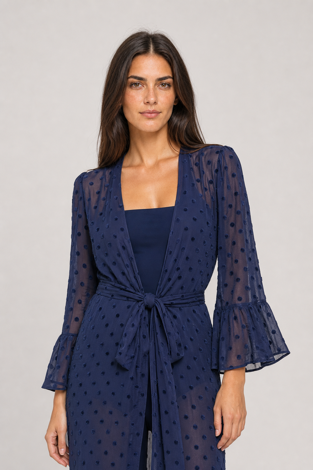 Kimono longo feminino azul marinho com poás e manga flare – Bérengère – detalhe editorial