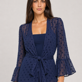 Kimono longo feminino azul marinho com poás e manga flare – Bérengère – detalhe editorial