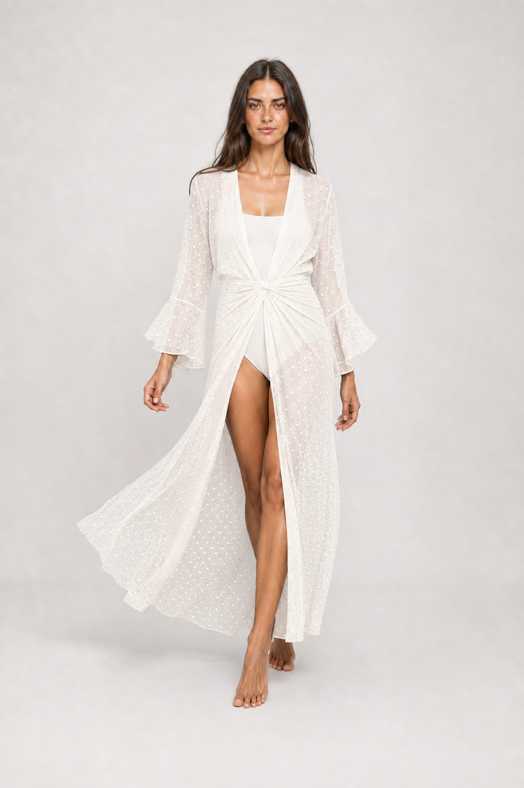 Kimono longo feminino off-white com poás e manga flare – Bérengère – vista em movimento