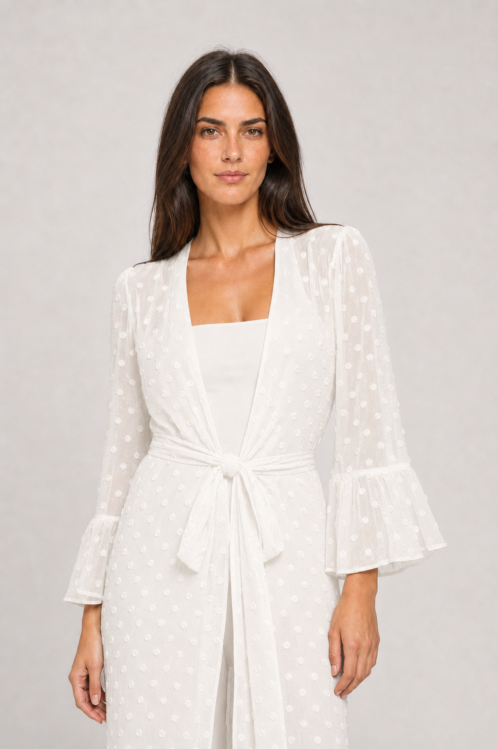 Kimono longo feminino off-white com poás e manga flare – Bérengère – detalhe editorial