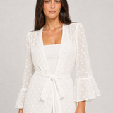 Kimono longo feminino off-white com poás e manga flare – Bérengère – detalhe editorial