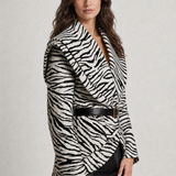 Blazer Célian zebra com modelo em proporções anatômicas harmoniosas - três quartos