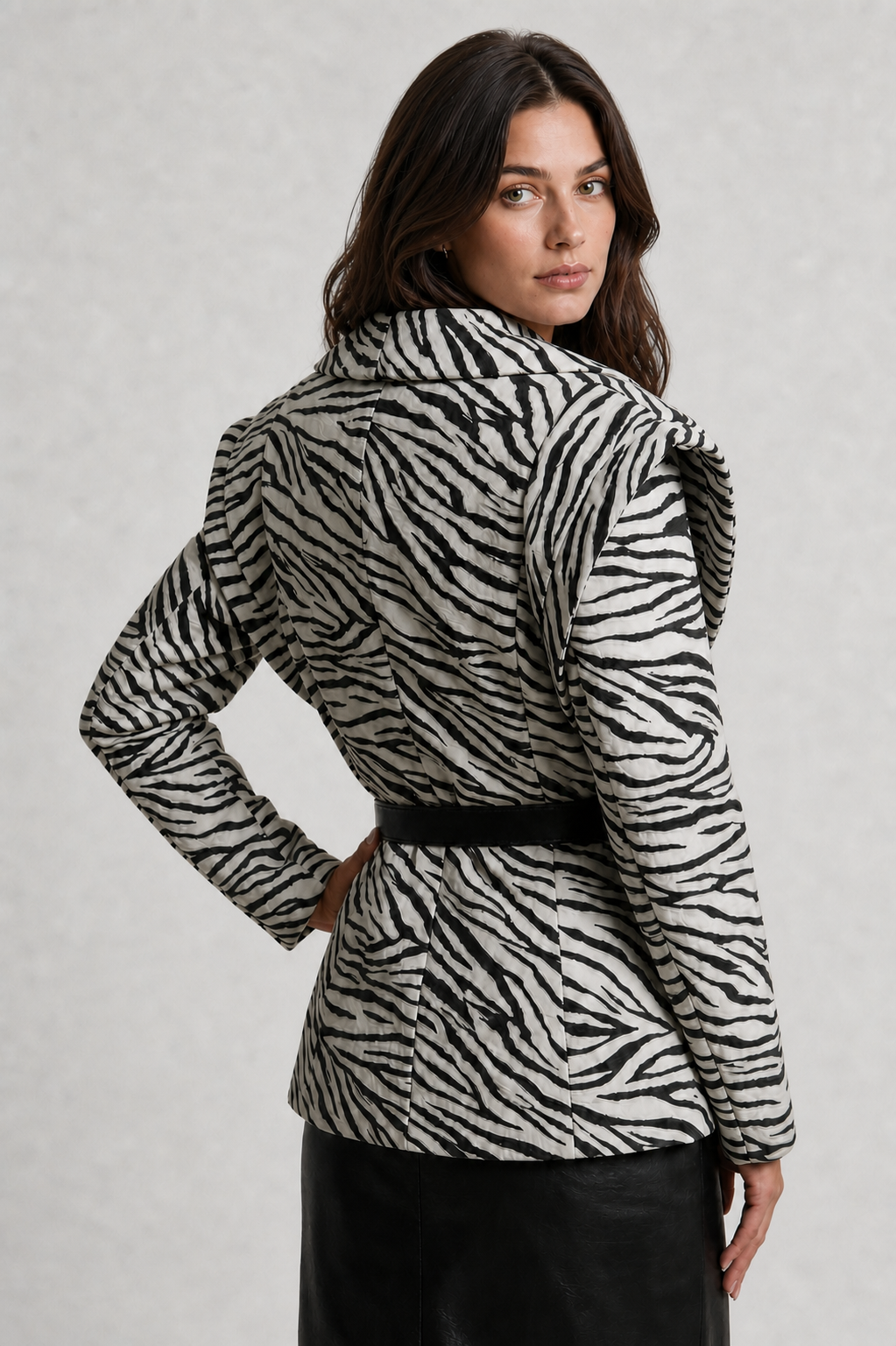 Blazer Célian zebra com modelo em proporções anatômicas harmoniosas - vista posterior