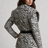 Blazer Célian zebra com modelo em proporções anatômicas harmoniosas - vista posterior