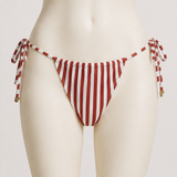 Biquíni feminino Domitille listrado terracota e off-white – detalhe da calcinha com amarração