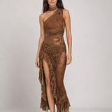 Vestido longo estampado de um ombro só com fenda – Eudoxie – marrom 02 diagonal