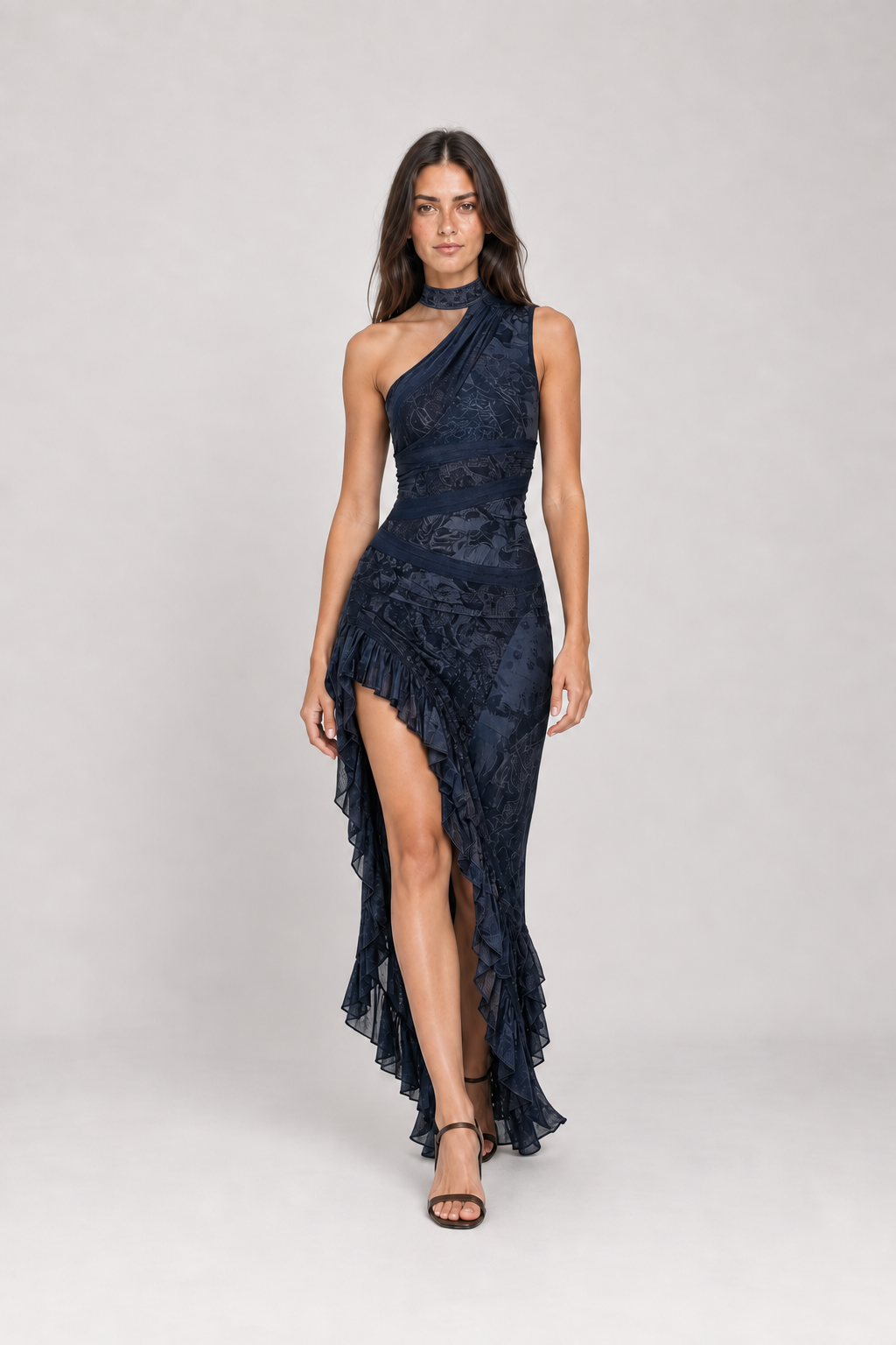 Vestido longo estampado de um ombro só Eudoxie azul escuro – vista diagonal com gola-faixa integrada