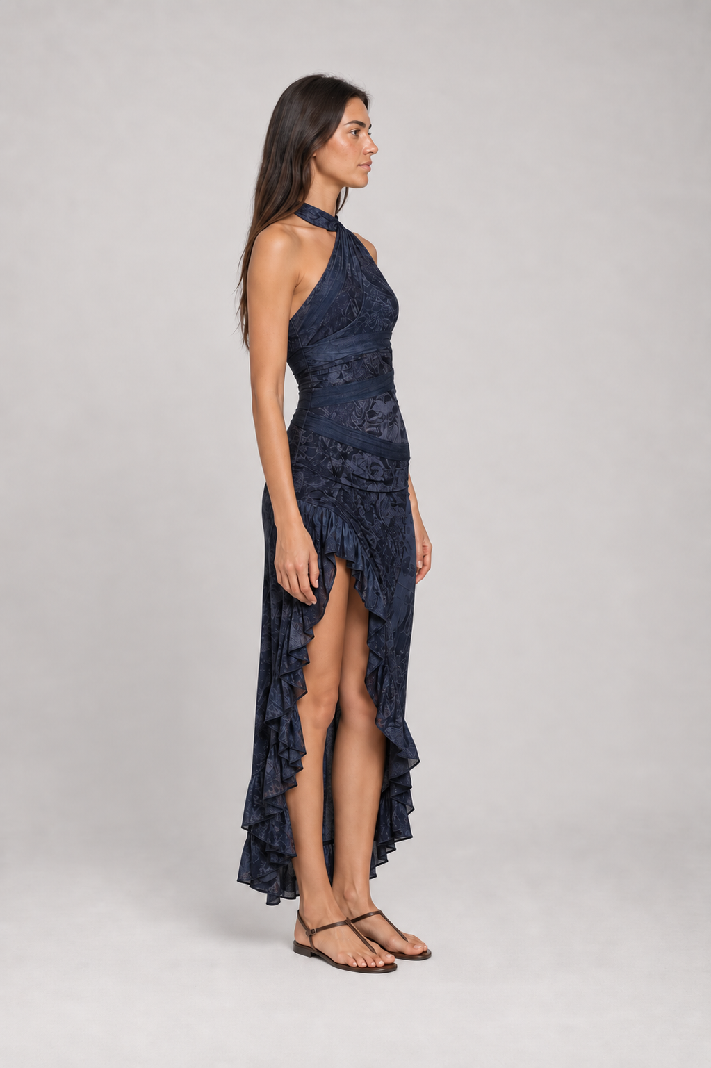 Vestido longo estampado de um ombro só Eudoxie azul escuro – vista lateral com gola-faixa integrada