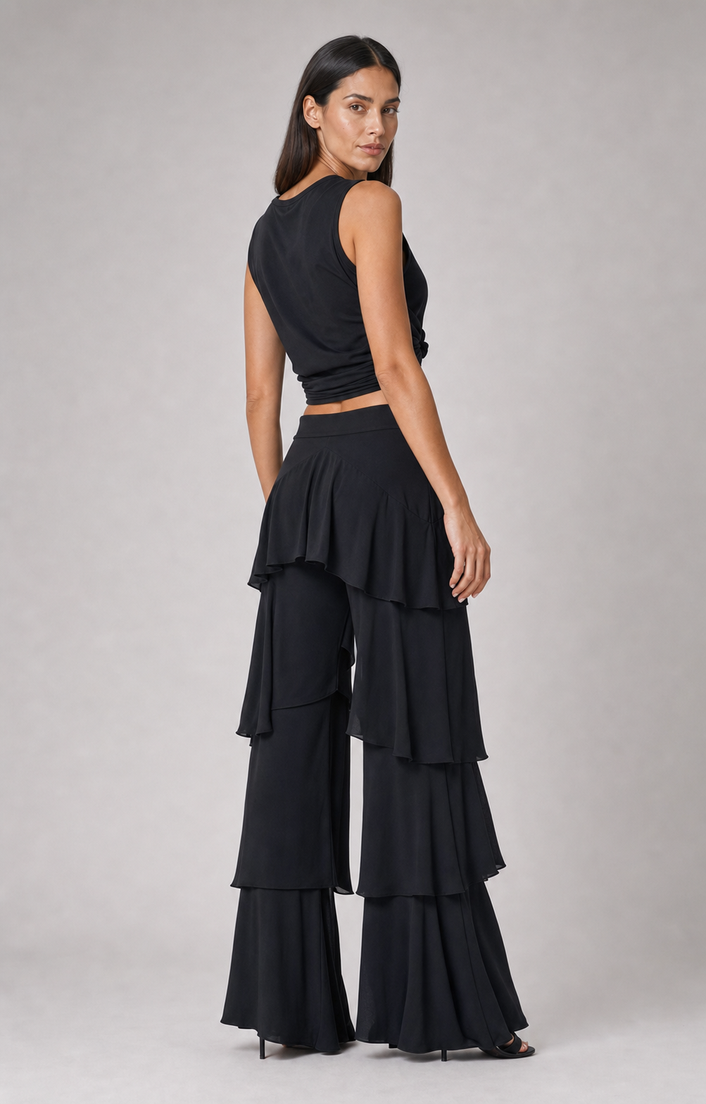 Conjunto feminino Garance preto com cropped e calça pantalona de babados visto de costas