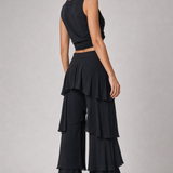 Conjunto feminino Garance preto com cropped e calça pantalona de babados visto de costas