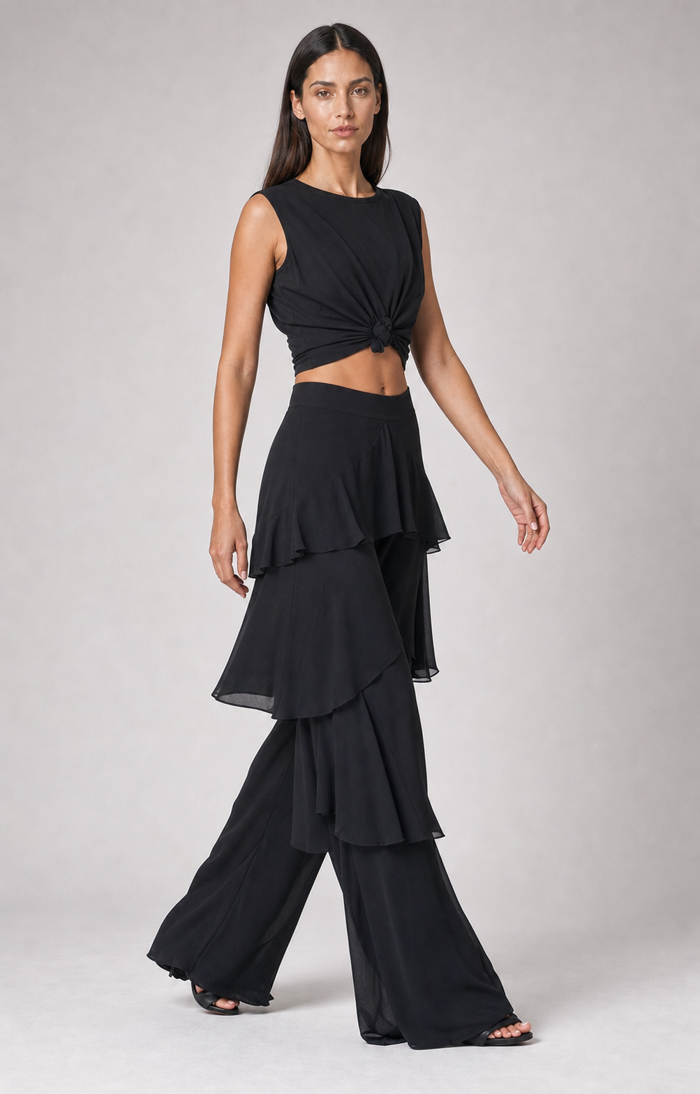 Conjunto feminino Garance preto com cropped e calça pantalona de babados em movimento
