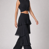 Conjunto feminino Garance preto com cropped e calça pantalona de babados em movimento